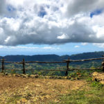 山頂にある柵の写真