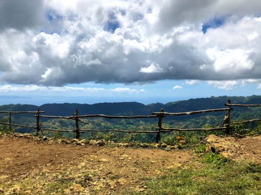 山頂にある柵の写真