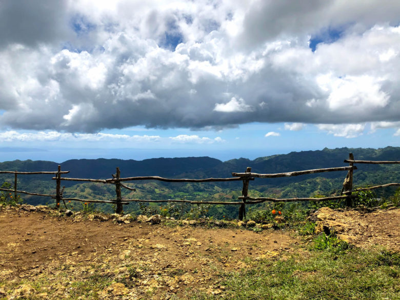 山頂にある柵の写真