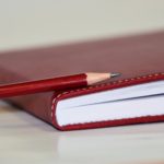 ノートとペンでメモをとる